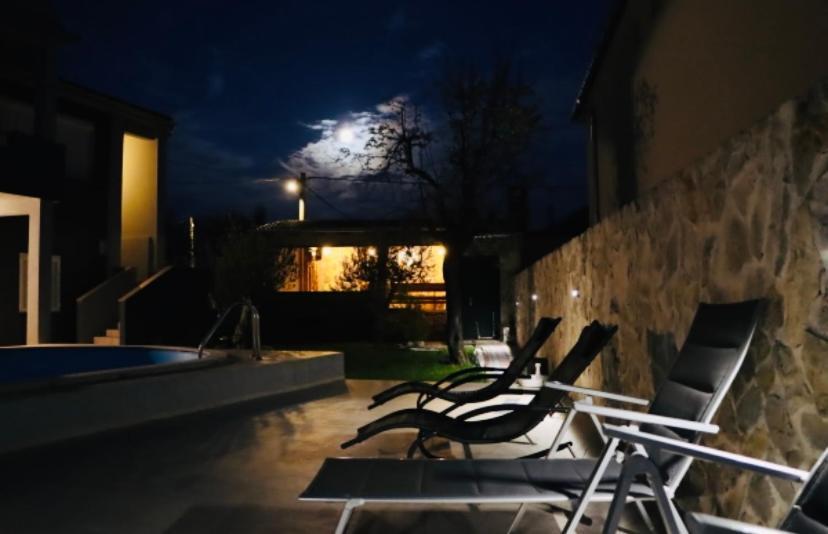 Iva Apartman Sa Bazenom Donji Zemunik Exterior photo