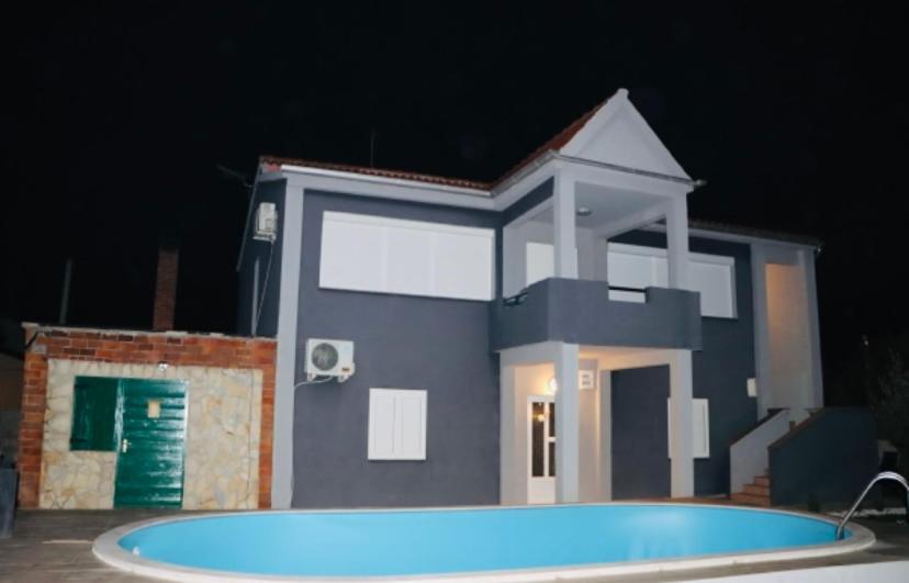 Iva Apartman Sa Bazenom Donji Zemunik Exterior photo