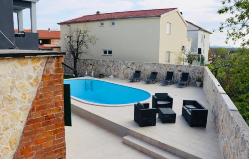 Iva Apartman Sa Bazenom Donji Zemunik Exterior photo
