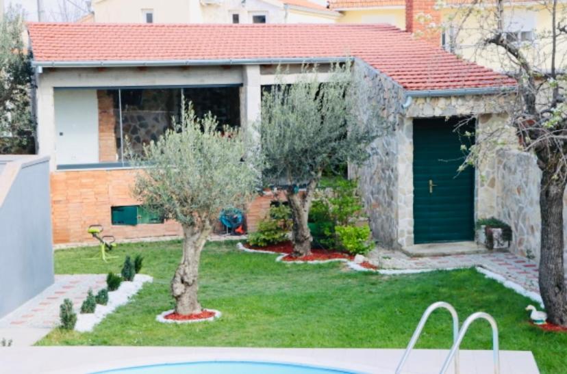 Iva Apartman Sa Bazenom Donji Zemunik Exterior photo