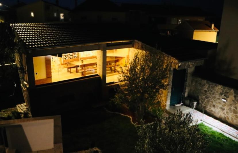 Iva Apartman Sa Bazenom Donji Zemunik Exterior photo