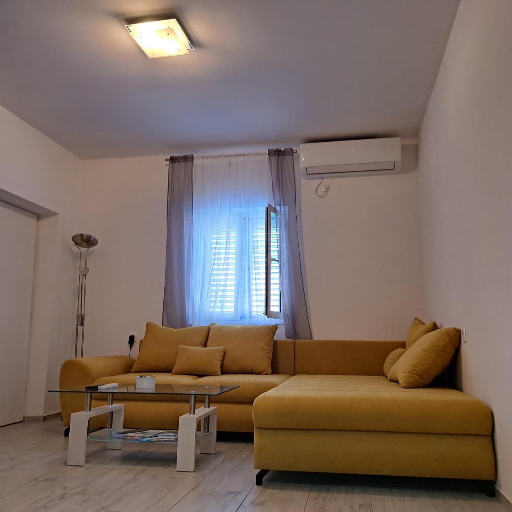 Iva Apartman Sa Bazenom Donji Zemunik Exterior photo