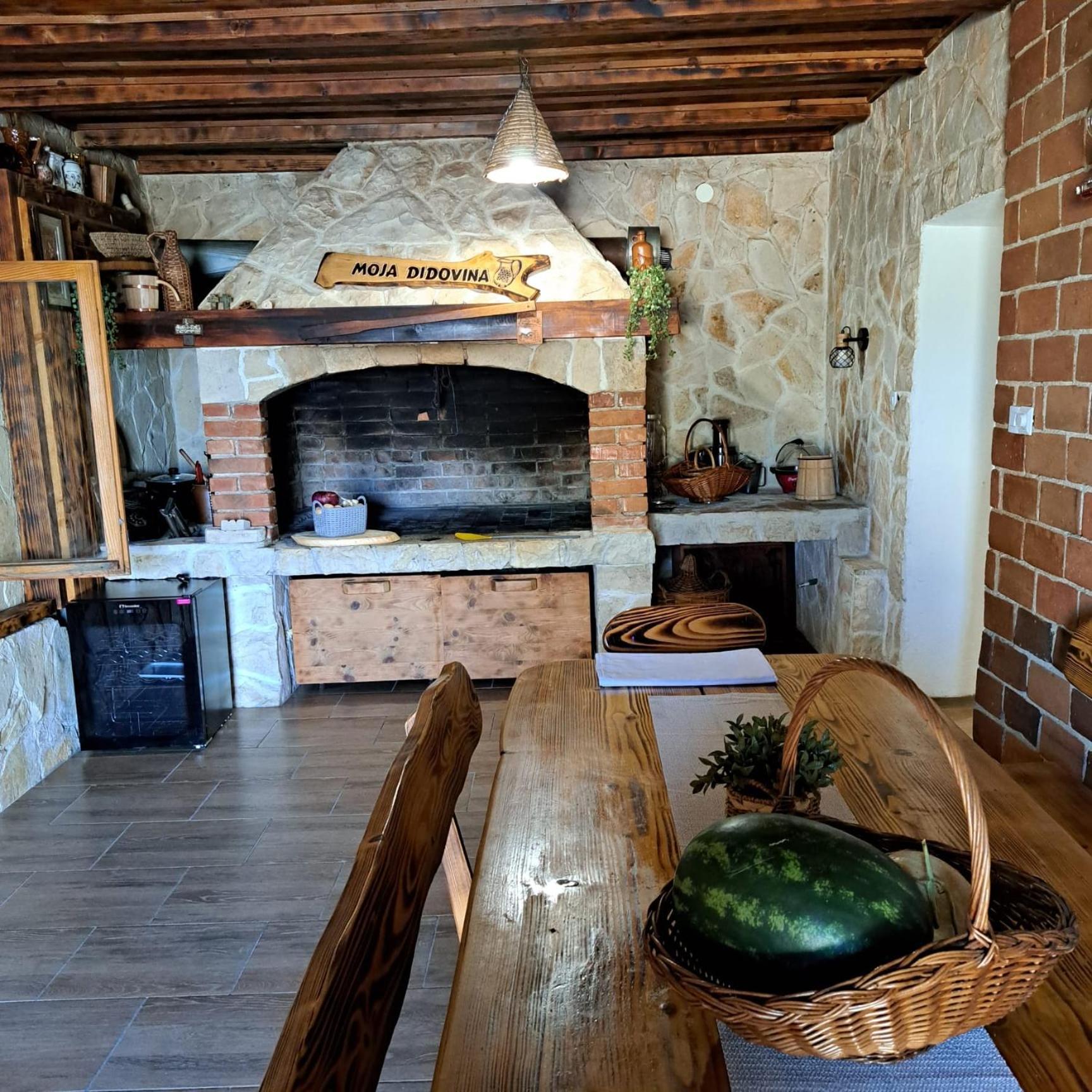 Iva Apartman Sa Bazenom Donji Zemunik Exterior photo